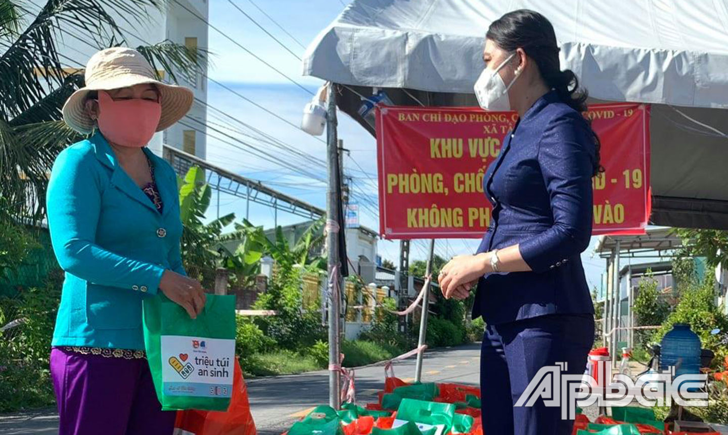 Bí thư Tỉnh đoàn Nguyễn Thị Uyên Trang trao “Túi an sinh” đến người dân khó khăn do dịch bệnh.
