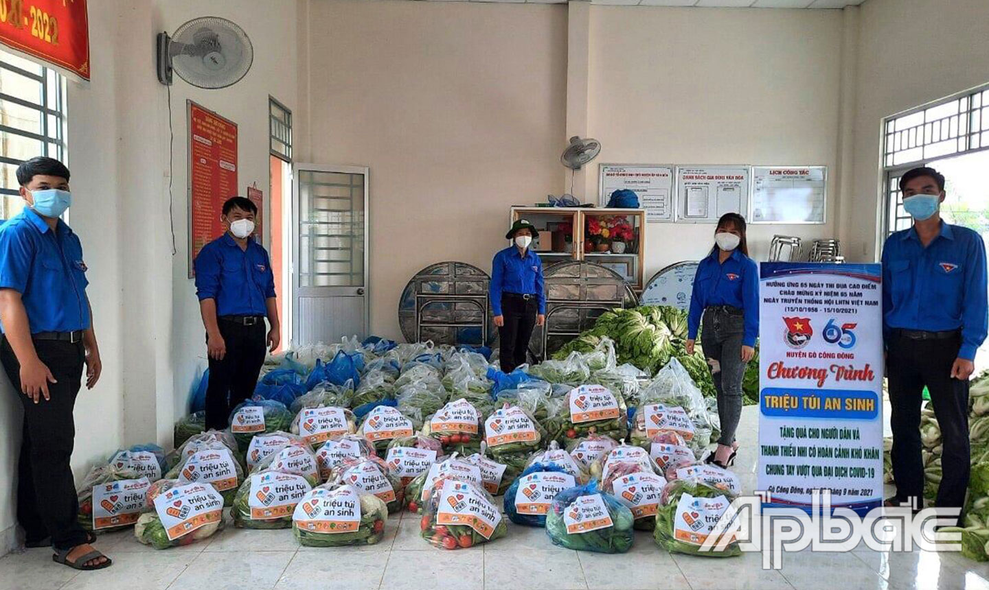 Huyện đoàn Gò Công Đông chuẩn bị “Túi an sinh” để trao tặng cho người dân và thanh, thiếu niên khó khăn do dịch bệnh.