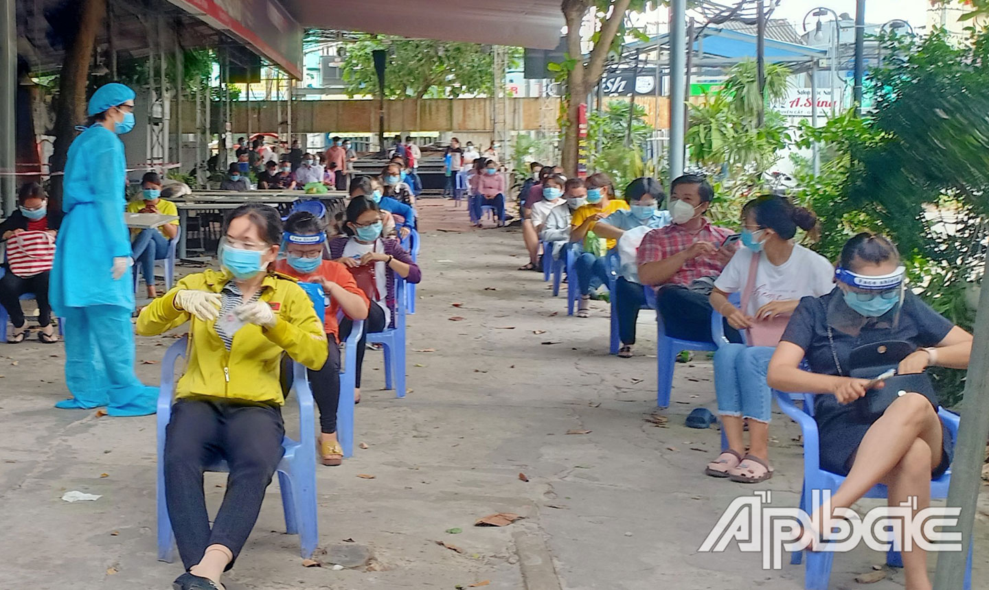 Sinh viên Nguyễn Thái An hỗ trợ công tác thu thập và lấy mẫu xét nghiệm test nhanh Covid-19.  Ảnh: Lê Tân
