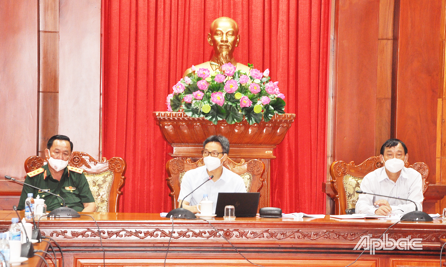 Phó Thủ tướng Chính phủ Vũ Đức Đam phát biểu tại buổi làm việc.