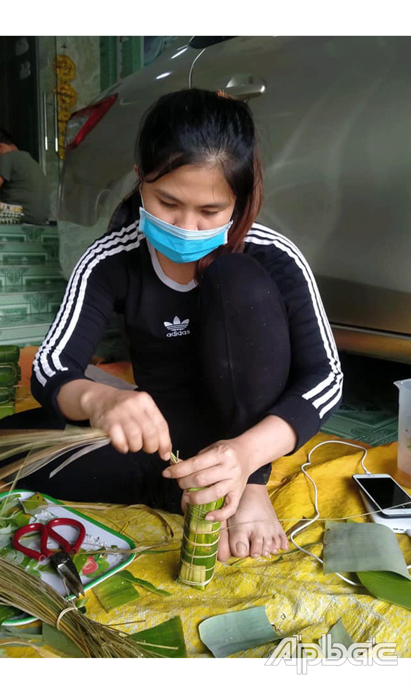 Chị Ngọc Bích đã đứng ra vận động gói hàng ngàn đòn bánh tét.