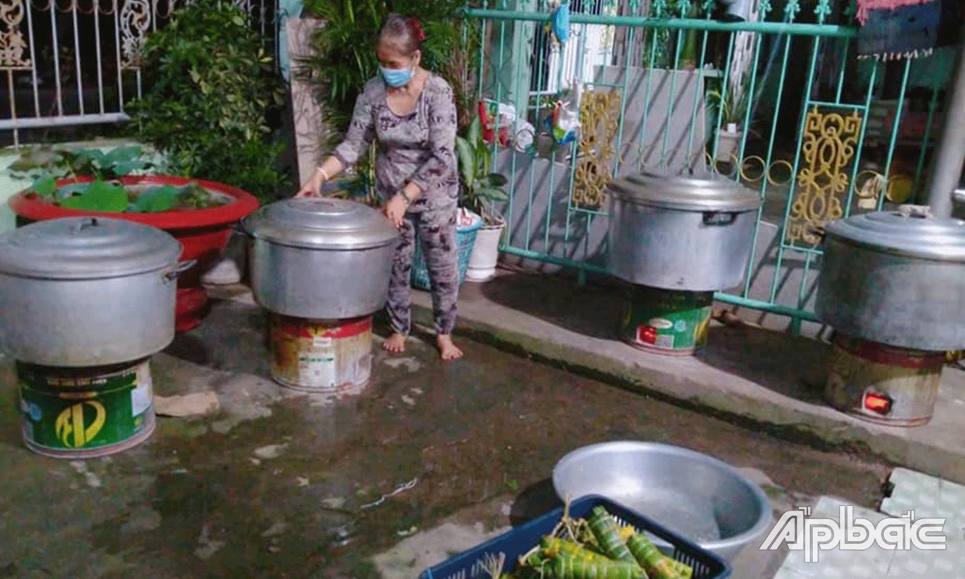 Cô Bé Sáu luôn ủng hộ và cùng chị Bích ngày đêm ngâm nếp, nhóm lửa nấu bánh.