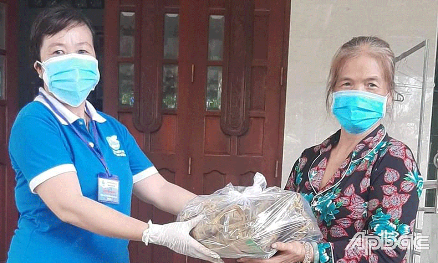 Hàng ngàn đòn bánh tét đã được trao tận tay lực lượng trực chốt và người dân.