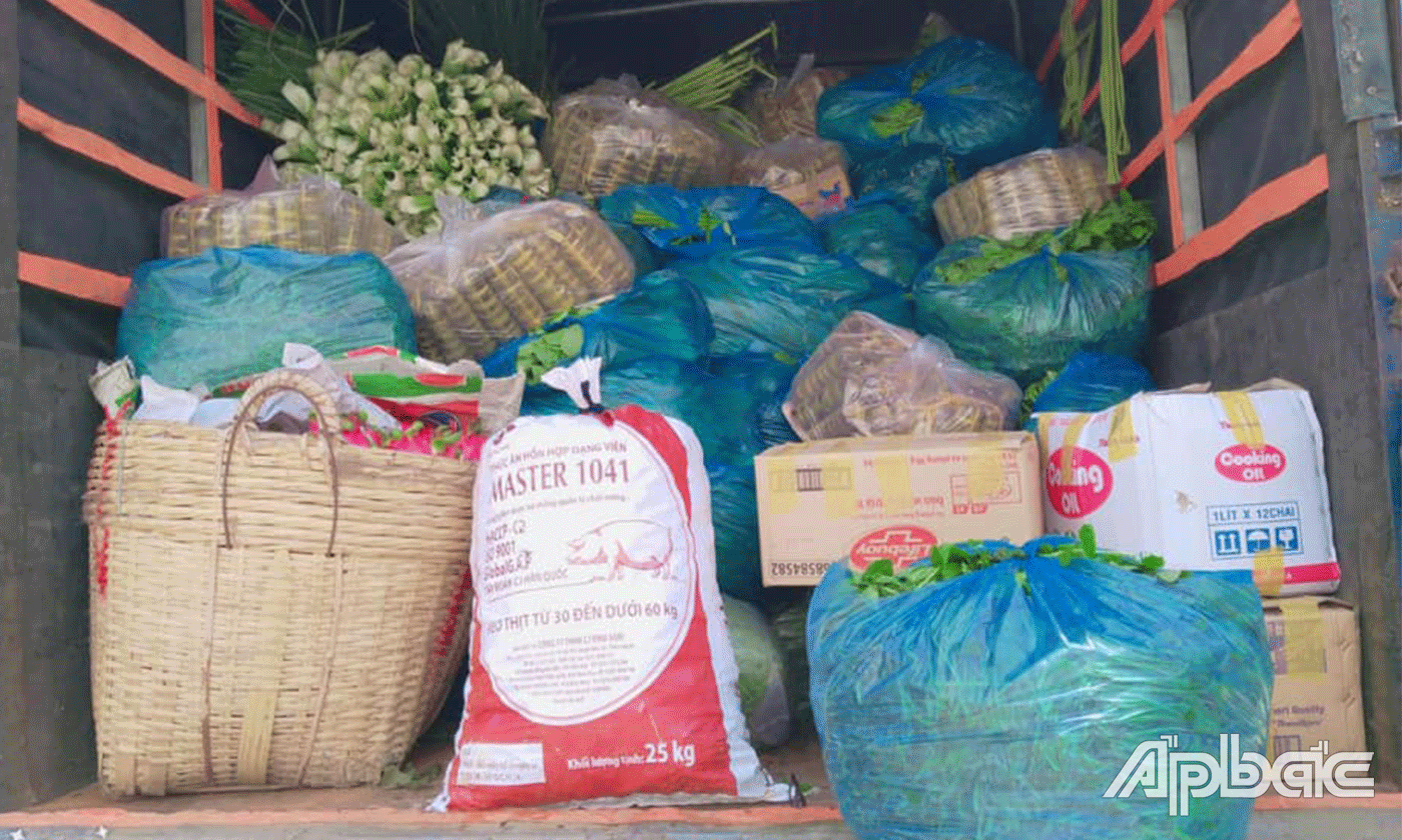 Hơn 3 tháng qua, chị Bích đã vận động trao tặng hơn 20 tấn nông sản cho người dân trong và ngoài tỉnh.