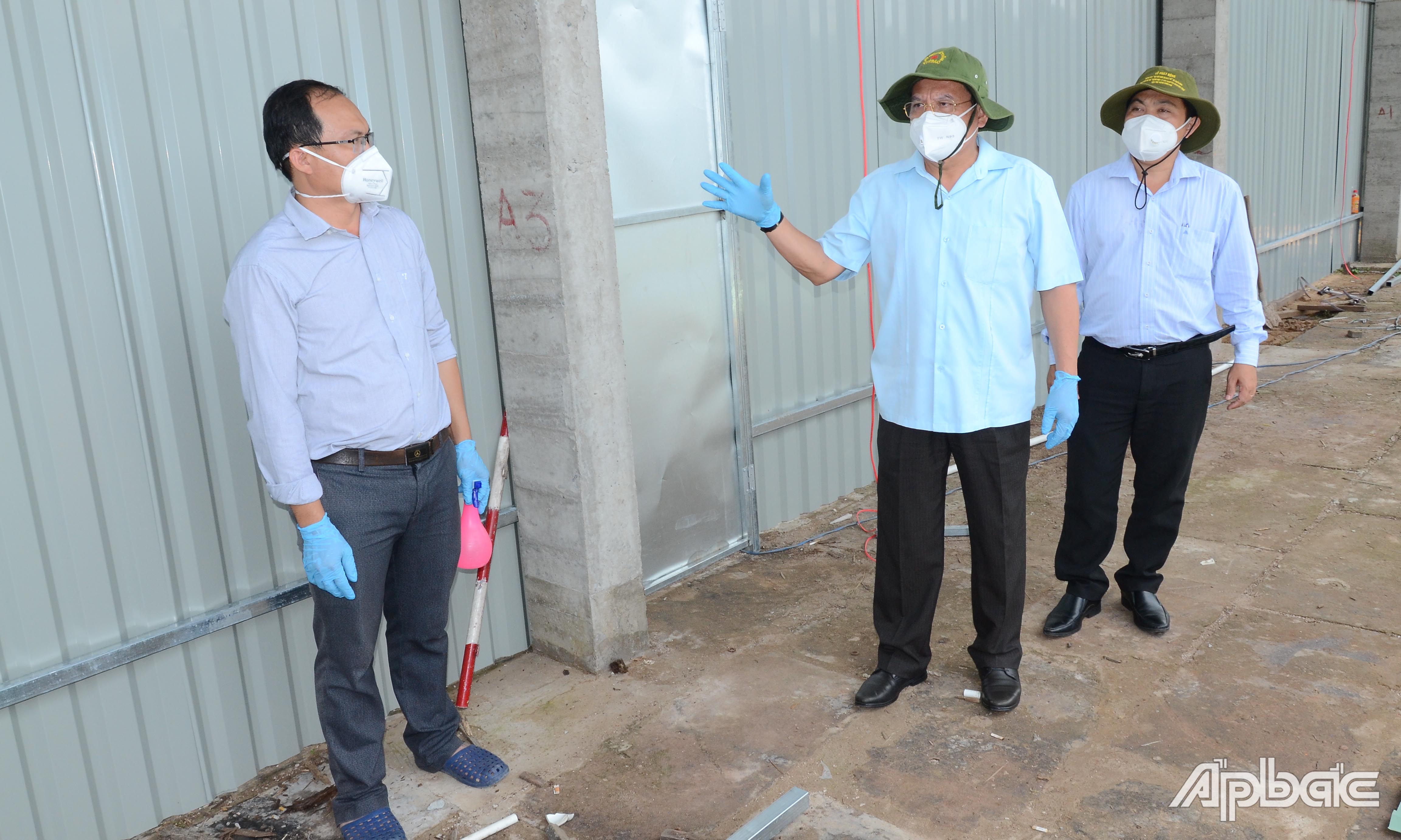 Đồng chí Phạm Văn Trọng kiểm tra khu vực chuẩn bị đưa lao động vào cách ly để làm việc theo phương án “3 tại chỗ” của Công ty TNHH Chế biến thực phẩm xuất khẩu Vạn Đức Tiền Giang.