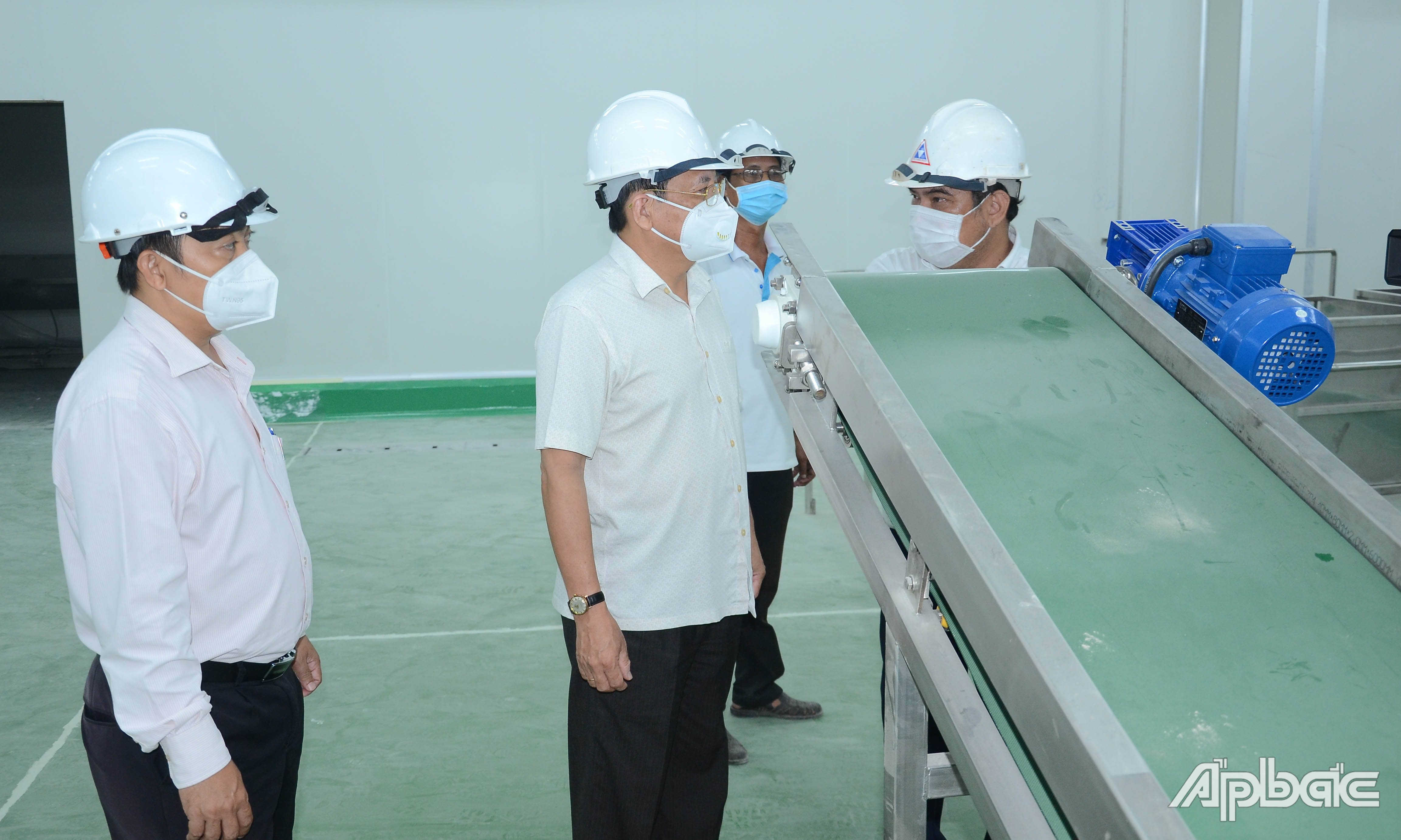 Đồng chí Phạm Văn Trọng kiểm tra tiến độ xây dựng và công tác phòng, chống dịch Covid-19 tại Nhà máy chế biến nông sản của Công ty cổ phần công nghiệp thực phẩm Thabico - Tiền Giang. 