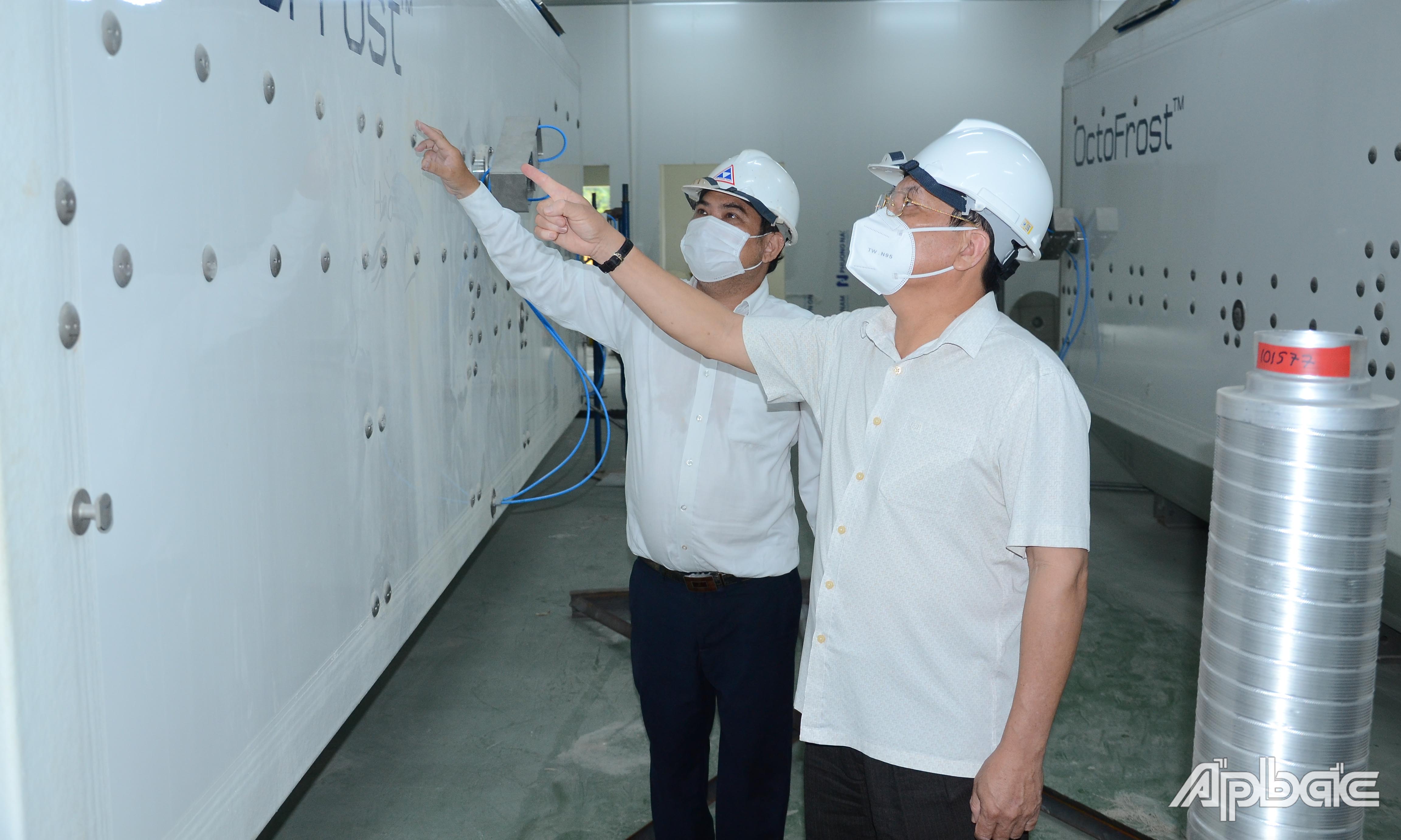 Đồng chí Phạm Văn Trọng kiểm tra tiến độ xây dựng và công tác phòng, chống dịch Covid-19 tại Nhà máy chế biến nông sản của Công ty cổ phần công nghiệp thực phẩm Thabico - Tiền Giang. 