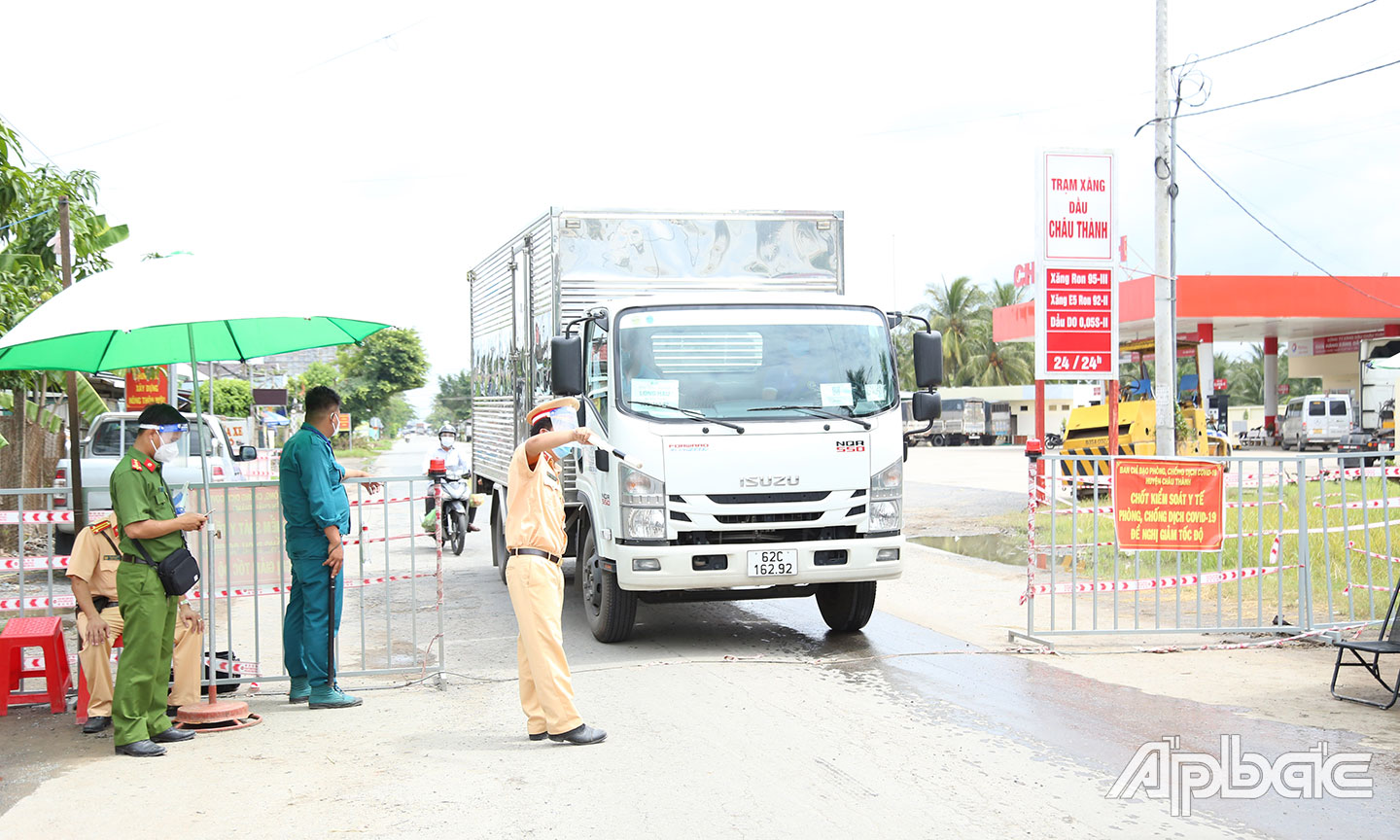 Lực lượng tại các chốt kiểm soát phòng,  chống dịch Covid-19 kiểm soát chặt chẽ người  và phương tiện lưu thông giữa các địa bàn.