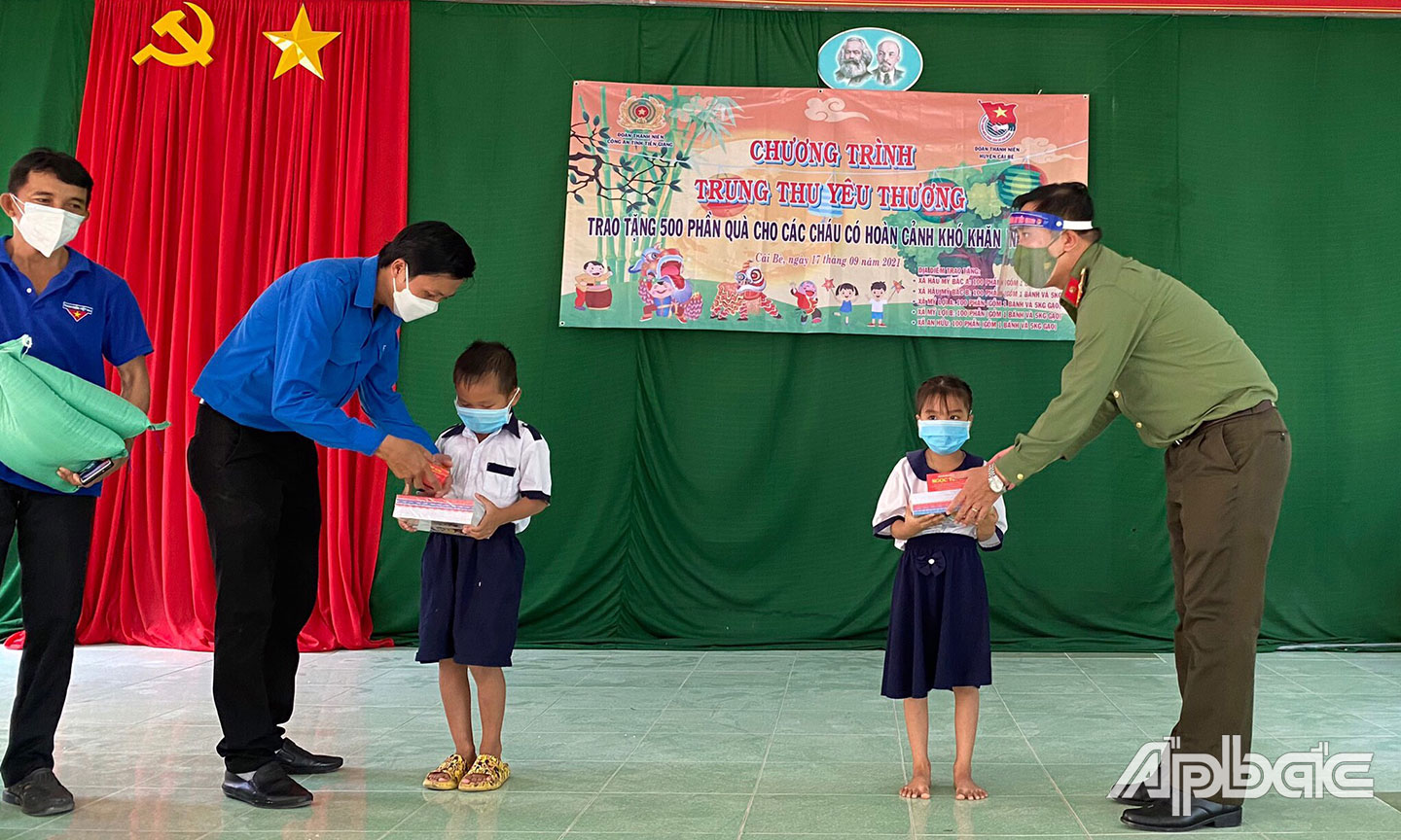 Đoàn Thanh niên Công an tỉnh phối hợp Huyện đoàn Cái Bè tặng quà trung thu cho các em thiếu nhi có hoàn cảnh khó khăn.