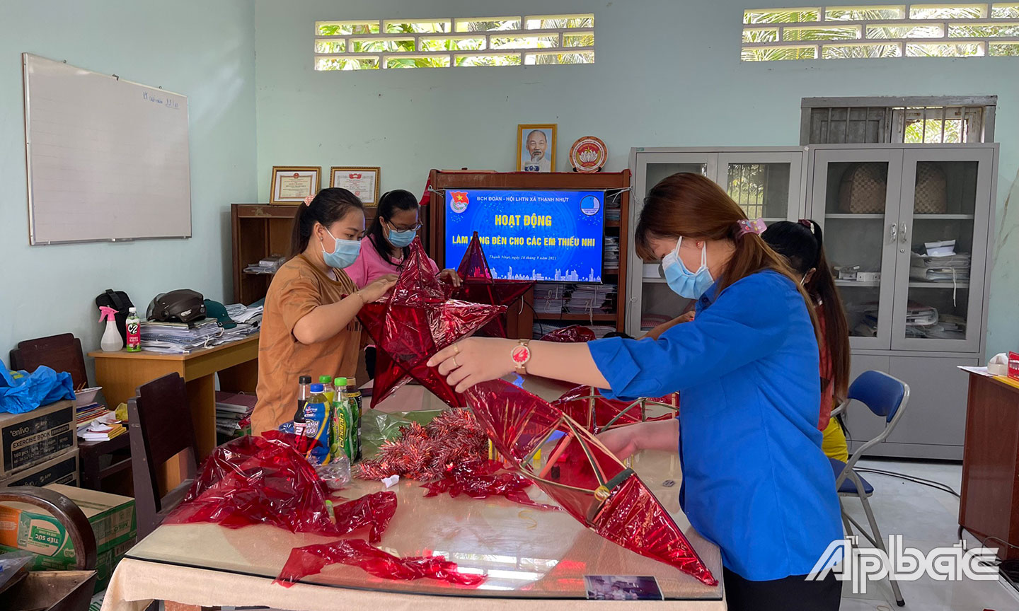 Xã đoàn Thạnh Nhựt (huyện Gò Công Tây) làm đèn trung thu để tặng các em thiếu nhi có hoàn cảnh khó khăn.