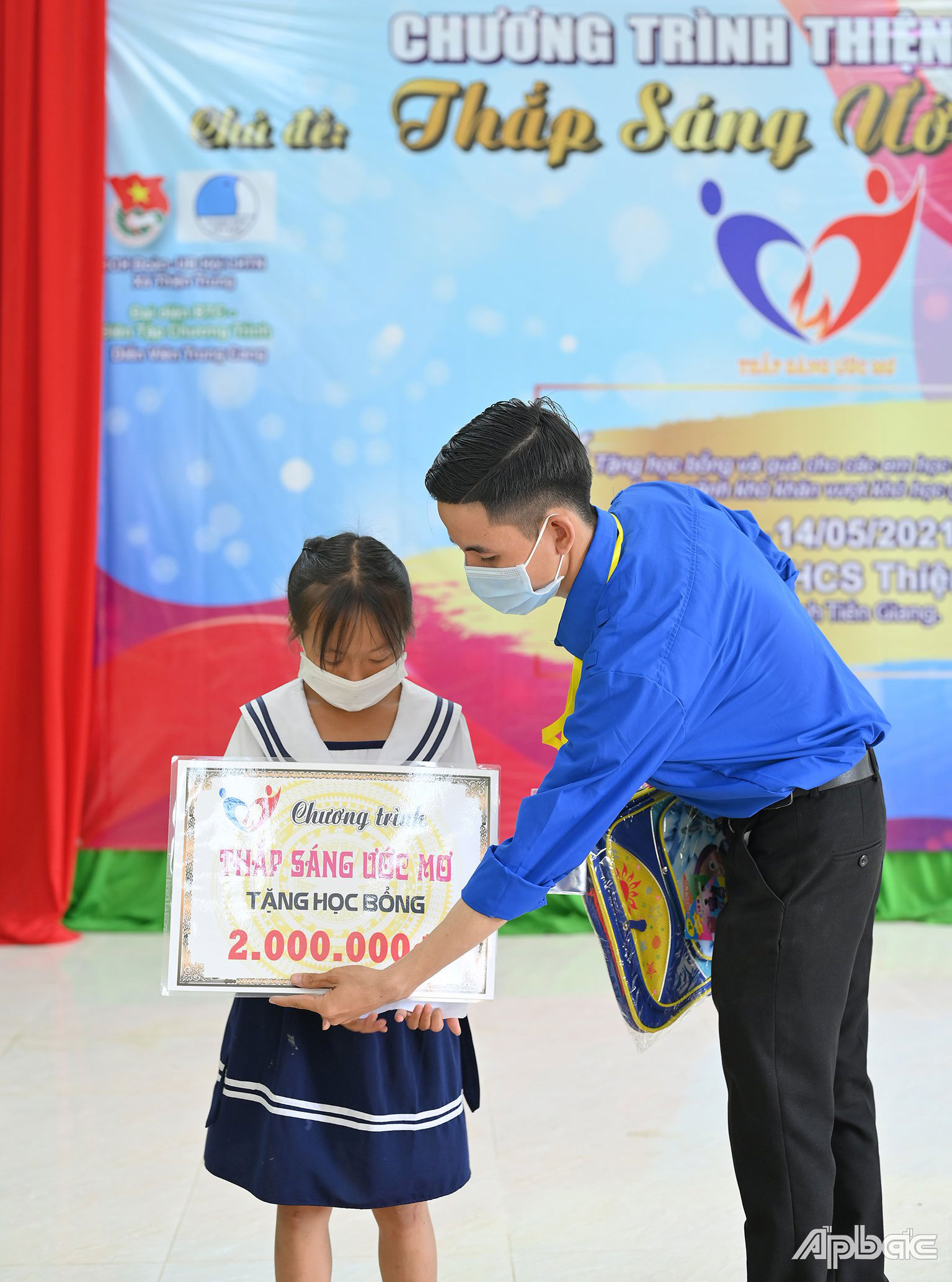 Diễn viên Trung Cang trao tặng  học bổng cho các em học sinh có  hoàn cảnh khó khăn tại Chương trình “Thắp sáng ước mơ” lần thứ IV ở điểm Trường TH - THCS Thiện Trung,  huyện Cái Bè (ảnh do anh Cang cung cấp).