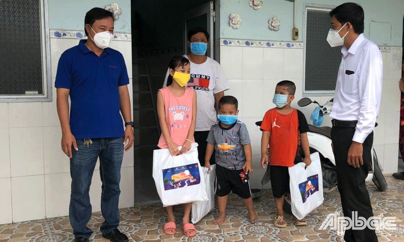 Chương trình trao tặng quà trung thu cho thiếu nhi là con em công nhân tại các khu nhà trọ