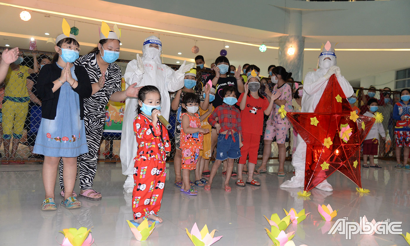 Tự tin thể hiện giọng hát.