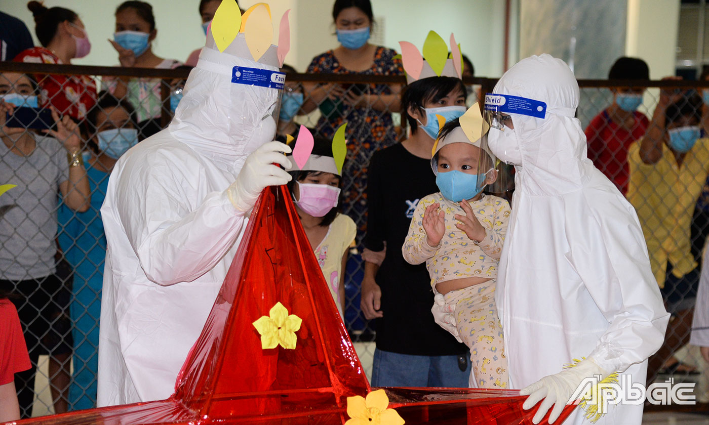 Em bé hồn nhiên trong vòng tay các y, bác sĩ vui Tết trung thu.