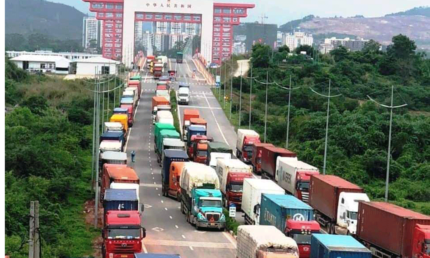 Do yêu cầu phòng dịch Covid-19, việc phải kê khai chi tiết các mặt hàng dẫn đến phương tiện ùn ứ tại Cửa khẩu quốc tế Móng Cái (Quảng Ninh). 