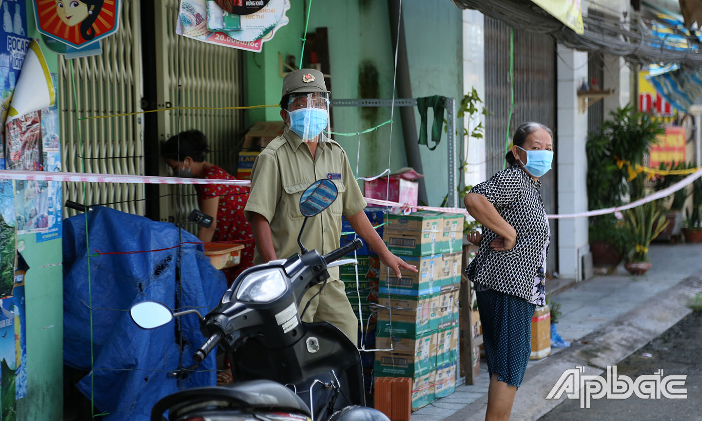 Lực lượng chức năng nhắc nhở người dân không được mua bán trong khu vực phong tỏa y tế.