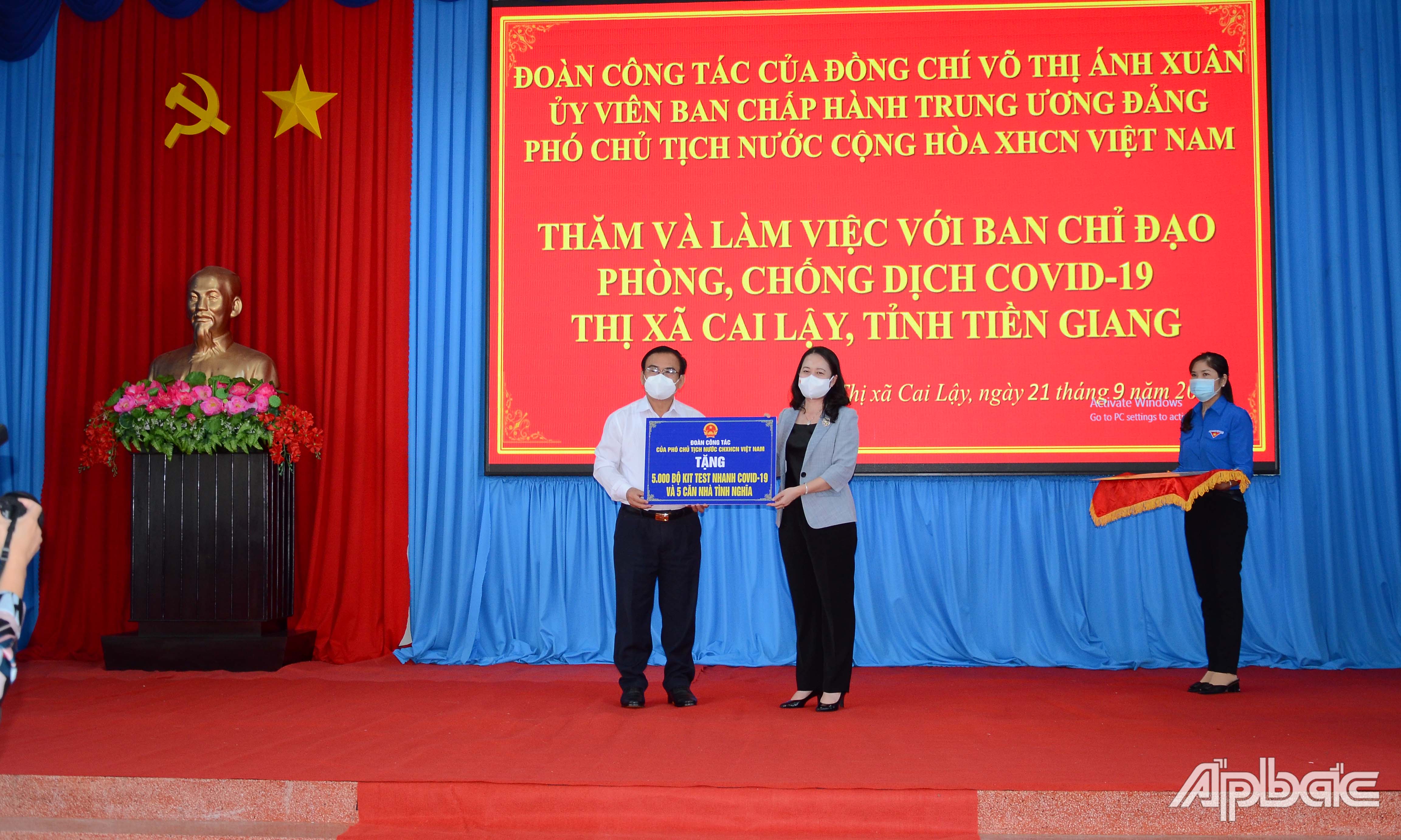 Phó Chủ tịch nước Võ Thị Ánh Xuân tặng tỉnh Tiền Giang 5.000 bộ kit test nhanh Covid-19 và 5 căn nhà tình nghĩa.