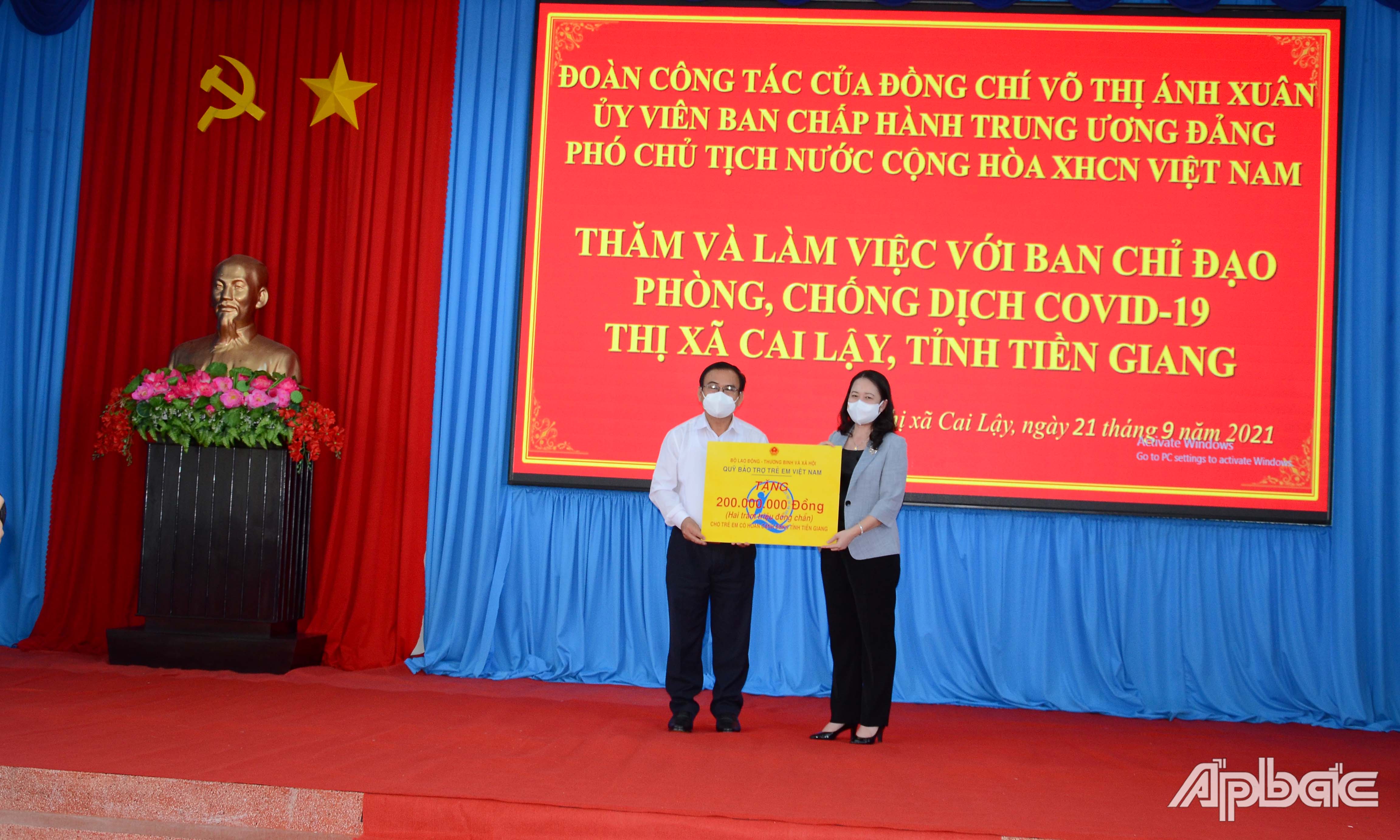 Phó Chủ tịch nước Võ Thị Ánh Xuân tặng 200 triệu đồng của Quỹ Bảo trợ trẻ em Việt Nam cho trẻ em có hoàn cảnh đặc biệt khó khăn trên địa bàn tỉnh Tiền Giang.