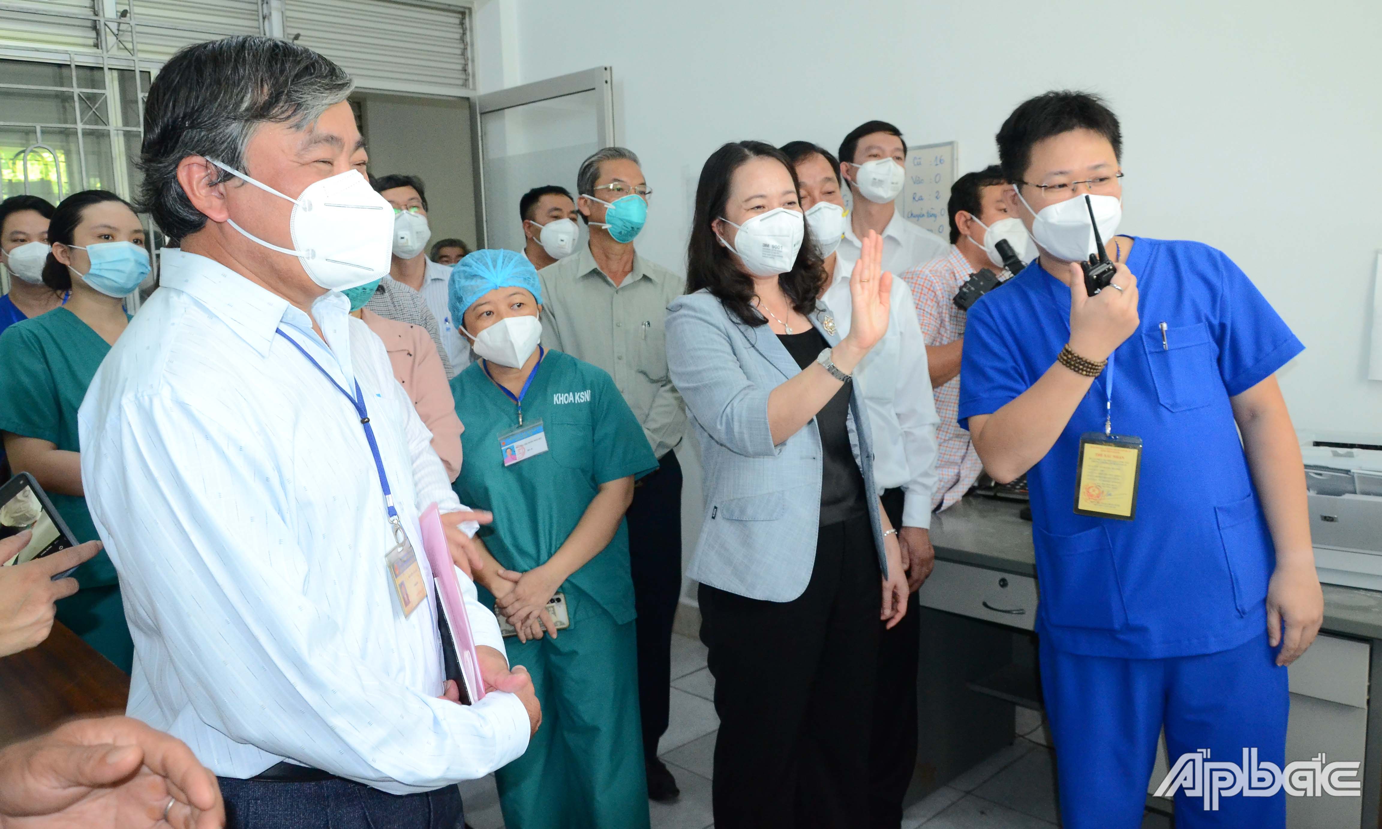 Phó Chủ tịch nước Võ Thị Ánh Xuân thăm Bệnh viện dã chiến số 2.