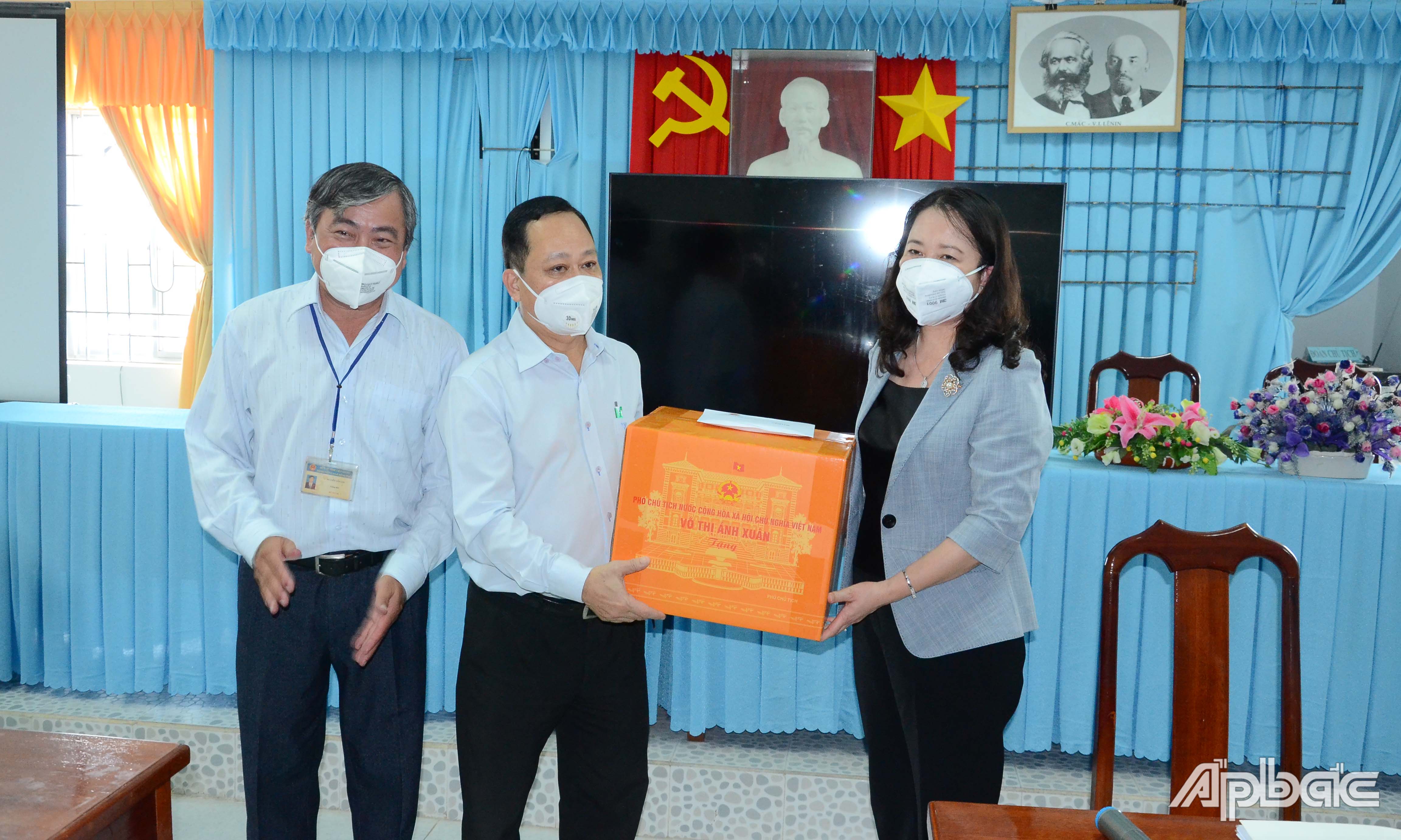 Phó Chủ tịch nước Võ Thị Ánh Xuân tặng quà Bệnh viện dã chiến số 2.