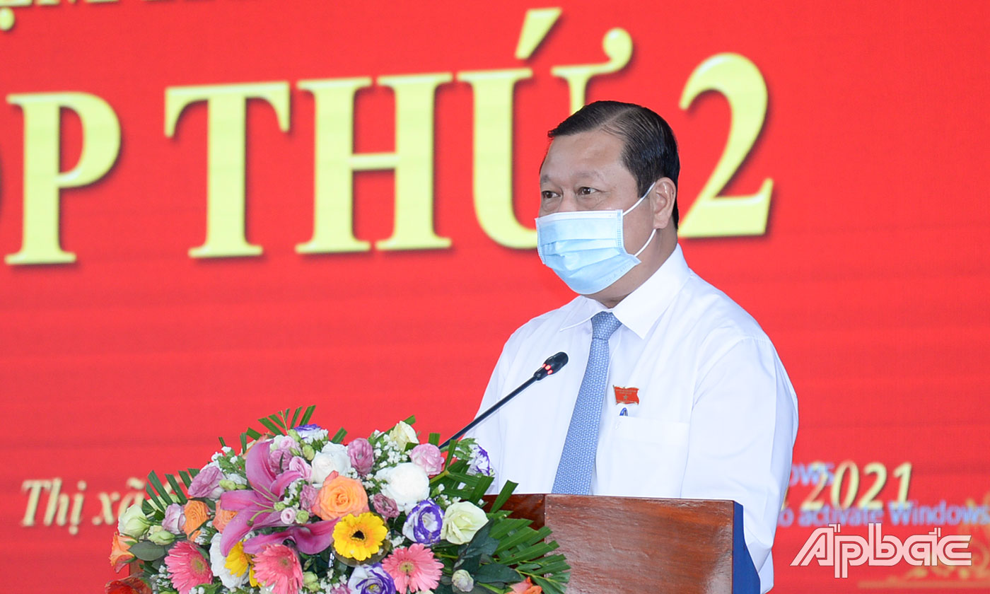 Đồng chí Phan Phùng Phú, Tỉnh ủy viên, Bí thư Thị ủy, Chủ tịch HĐND TX. Cai Lậy phát biểu tại kỳ họp.