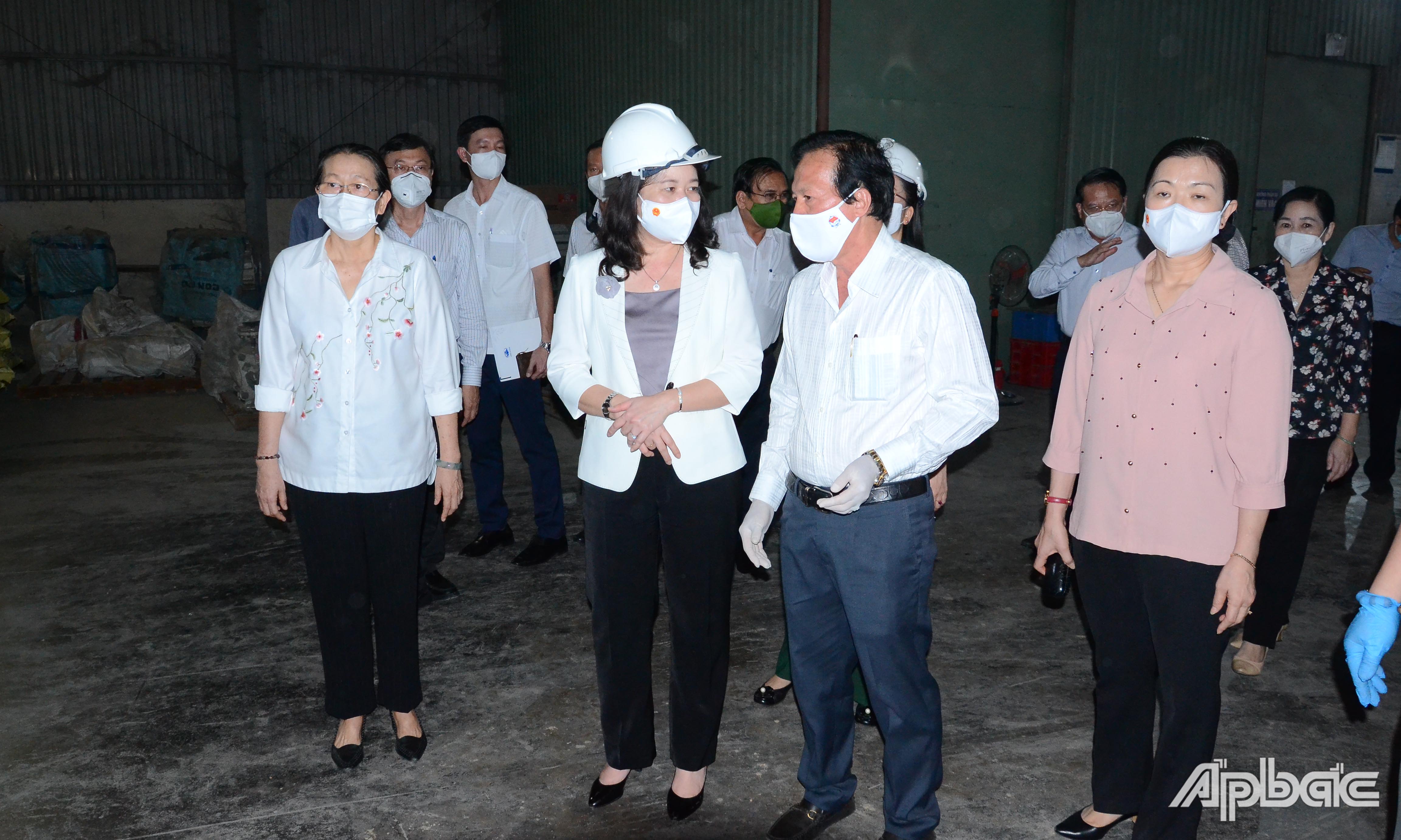 Phó Chủ tịch nước Võ Thị Ánh Xuân tìm hiểu hoạt động sản xuất của DN.