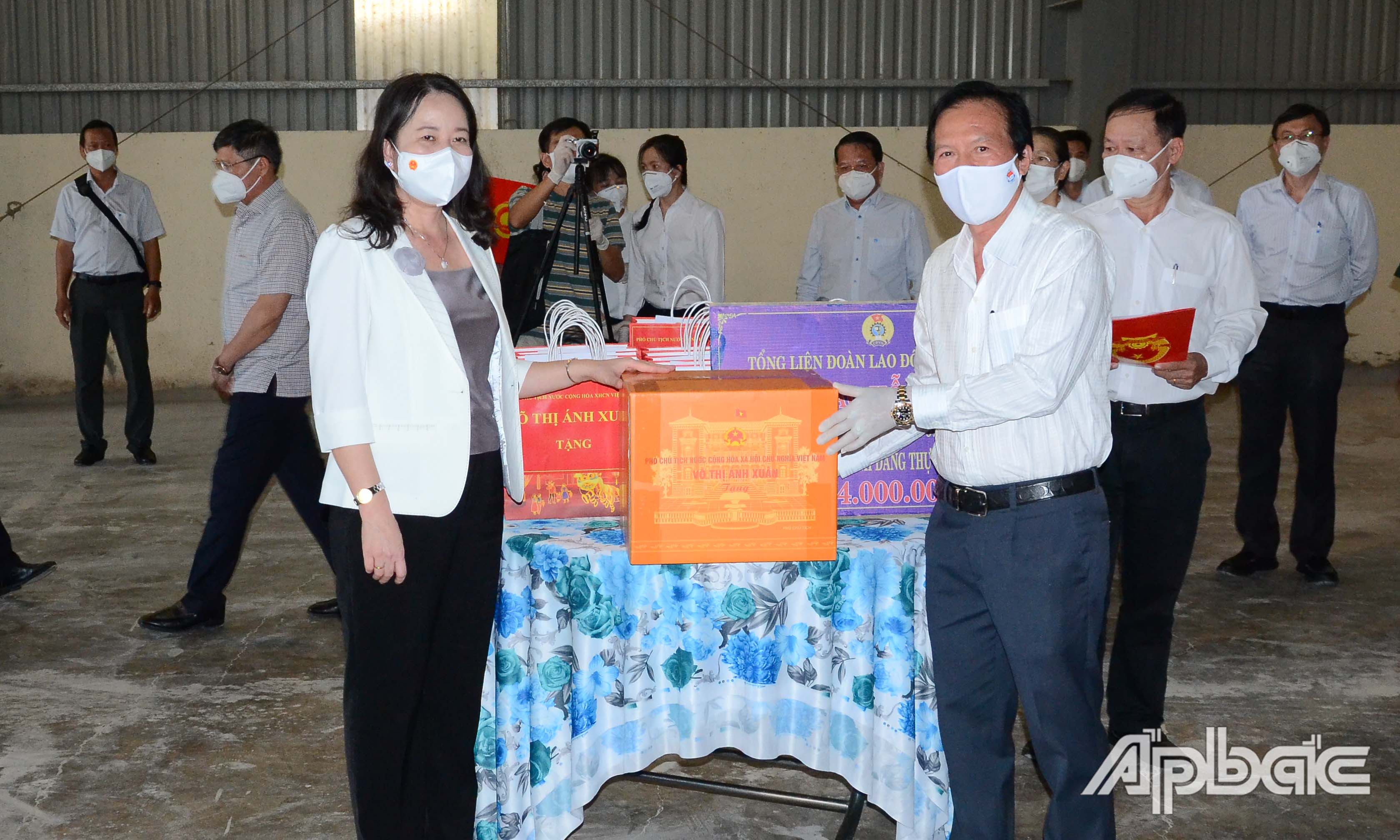 Phó Chủ tịch nước Võ Thị Ánh Xuân tặng quà cho Công ty TNHH Đại Thành.