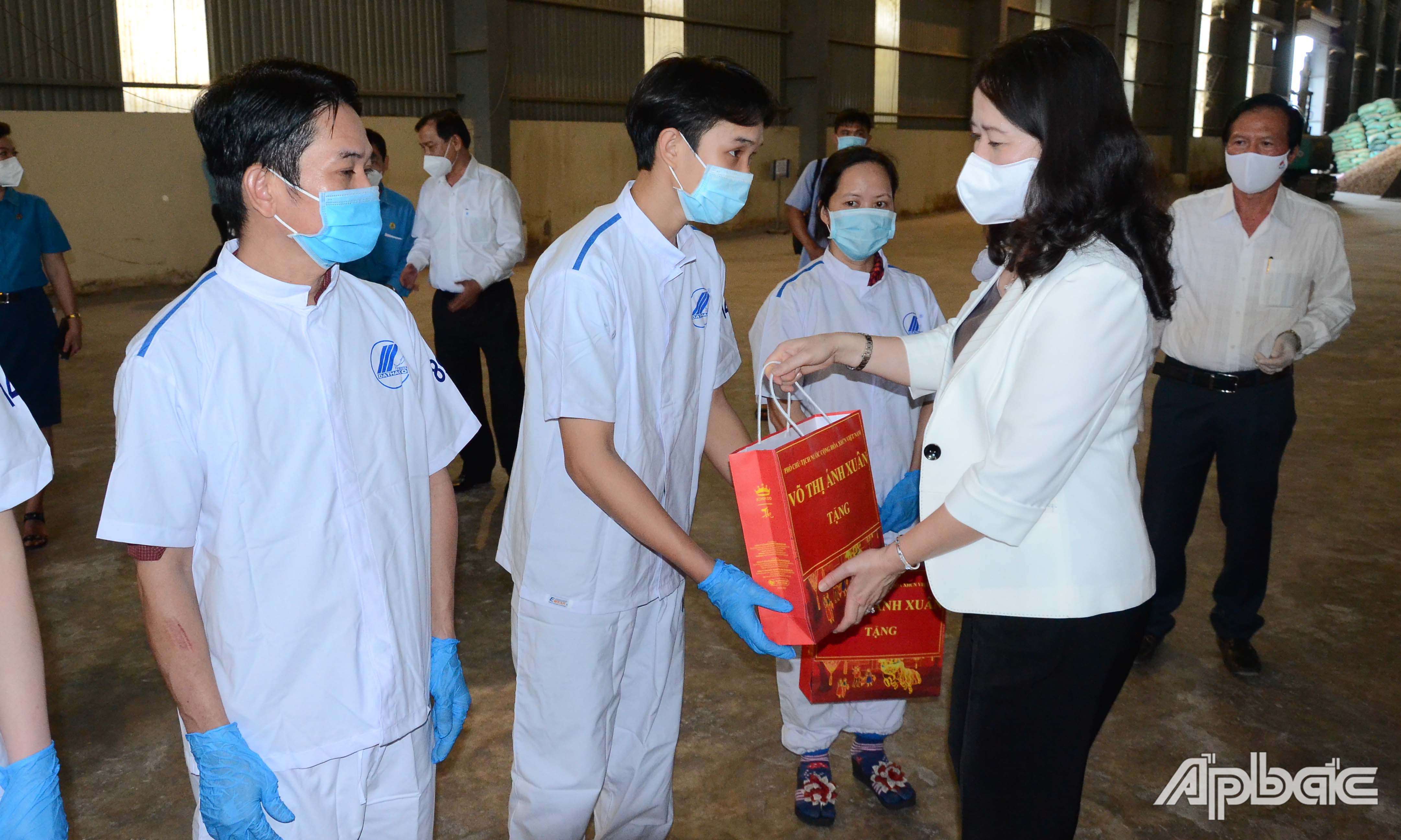 Phó Chủ tịch nước Võ Thị Ánh Xuân tặng quà cho công nhân Công ty TNHH Đại Thành.