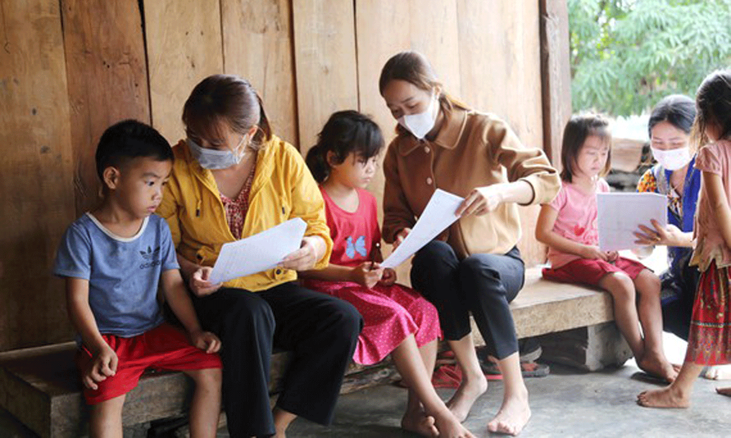 Giáo viên Trường Tiểu học Mạc Thị Bưởi (xã Ea Kiết, huyện Cư M’gar, tỉnh Đắk Lắk) đến từng nhà học sinh trong rừng sâu hướng dẫn, giao bài cho các em. Ảnh: ĐÔNG NGUYÊN