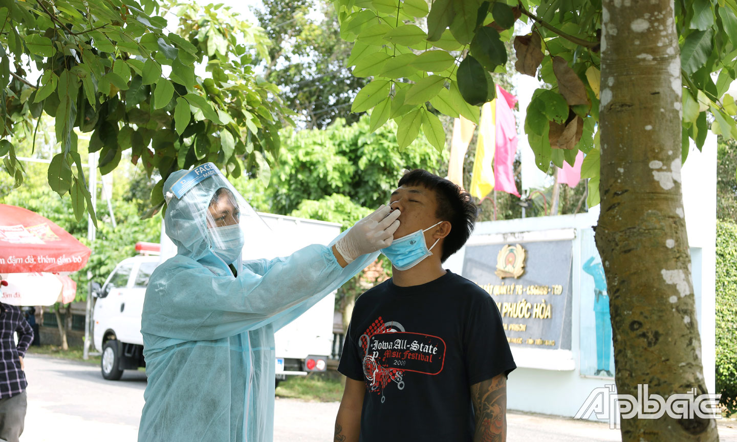 Test nhanh SARS-CoV -2 cho phạm nhân chấp hành xong hình phạt tù.