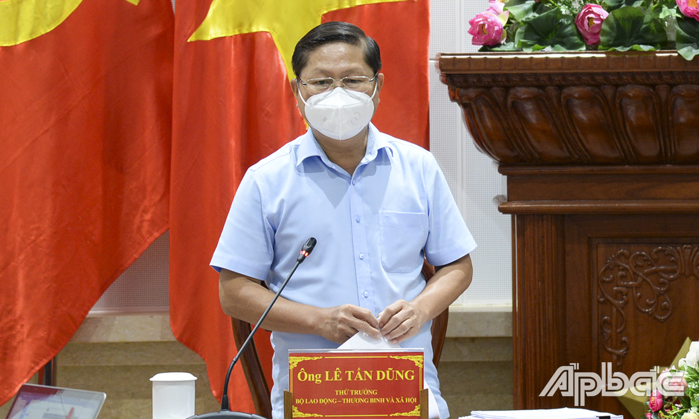 Thứ trưởng Bộ LĐTB&XH Lê Tấn Dũng phát biểu tại buổi làm việc.