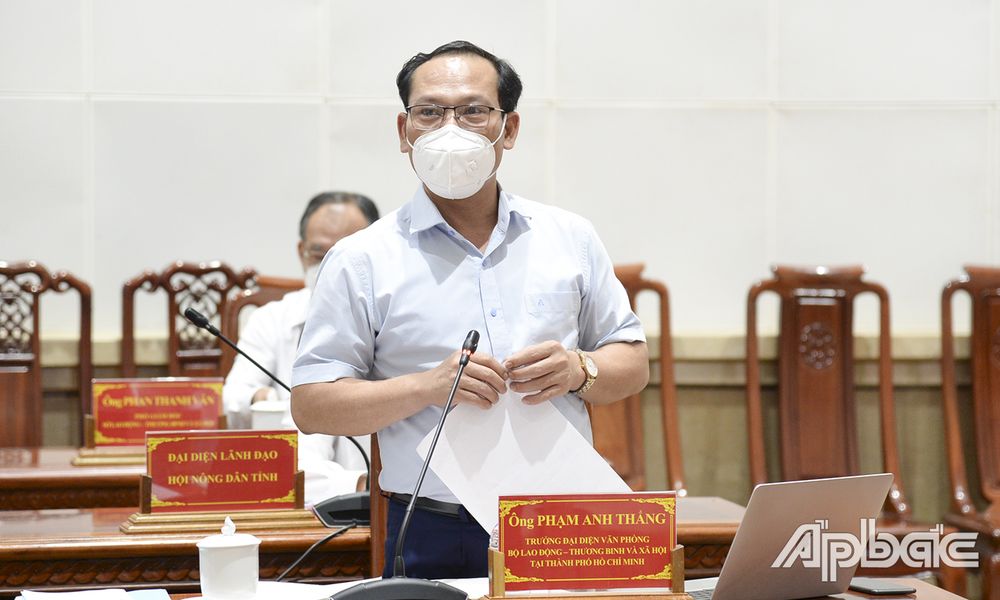 Thành viên đoàn công tác của Bộ LĐTB&XH phát biểu ý kiến.