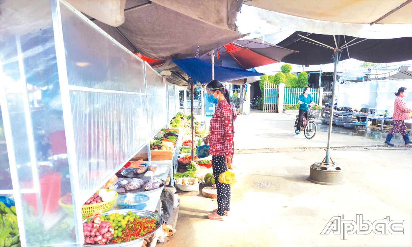 Người dân  mua thực phẩm  tại chợ phường 3, TX. Cai Lậy.