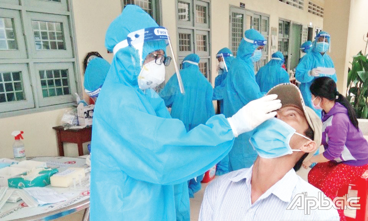 Lấy mẫu test nhanh cộng đồng trên địa bàn huyện Châu Thành. 			             Ảnh H. L