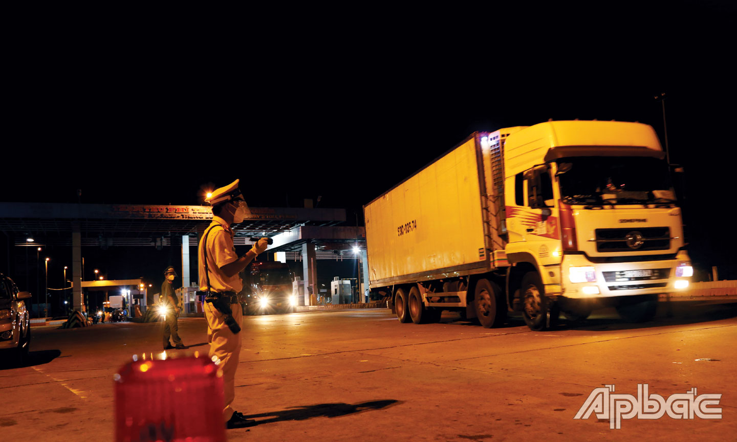 Hàng ngàn phương tiện qua lại dưới ánh đèn đêm tại Chốt kiểm soát phòng, chống dịch Covid-19 Thân Cửu Nghĩa.