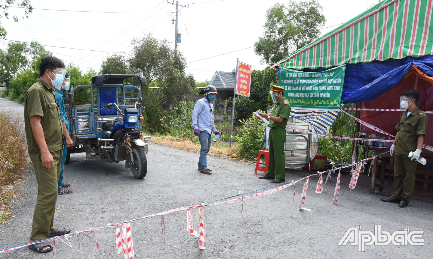 Công an xã Phước Lập thực hiện nhiệm vụ tại chốt kiểm soát phòng, chống dịch Covid-19, bảo vệ “vùng xanh”. 	                                          					             Ảnh: LÊ HOÀI