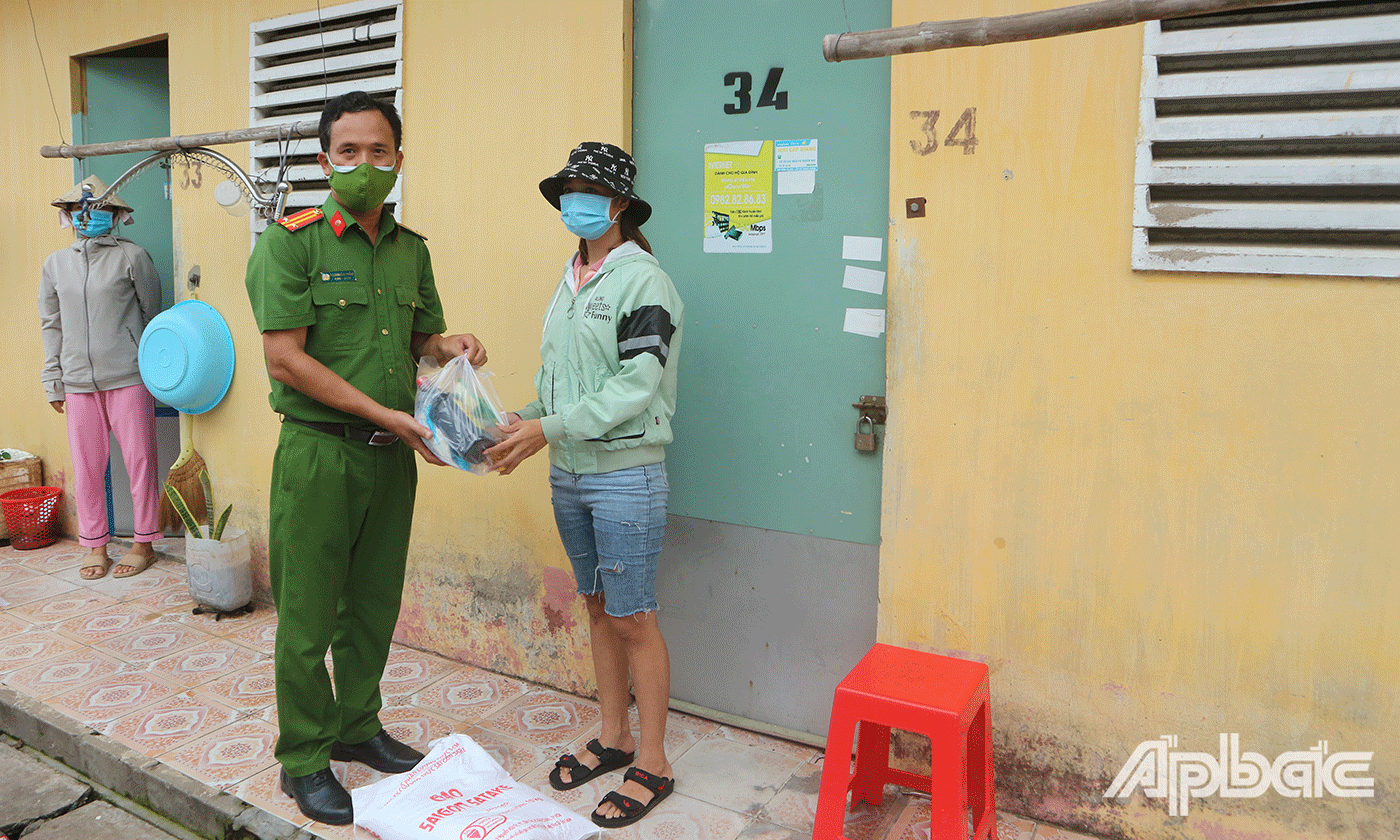 Đoàn viên, người lao động khó khăn rất vui mừng khi nhận được phần quà hỗ trợ từ LĐLĐ tỉnh Tiền Giang