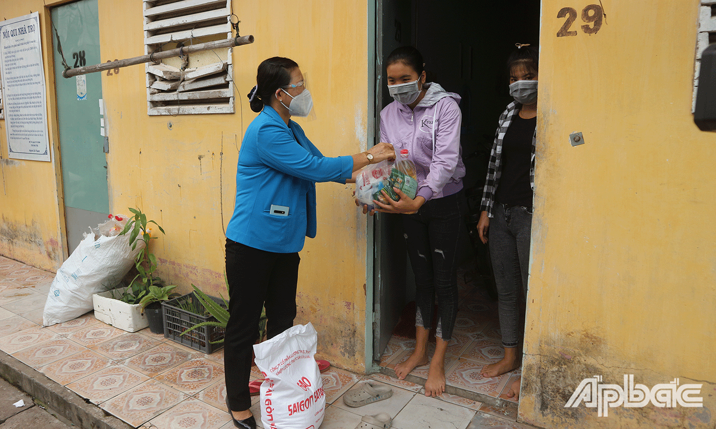 Đồng chí Lê Thanh Tiền Phó Chủ tịch LĐLĐ tỉnh trao quà cho đoàn viên, người lao động khó khăn đang ở nhà trọ