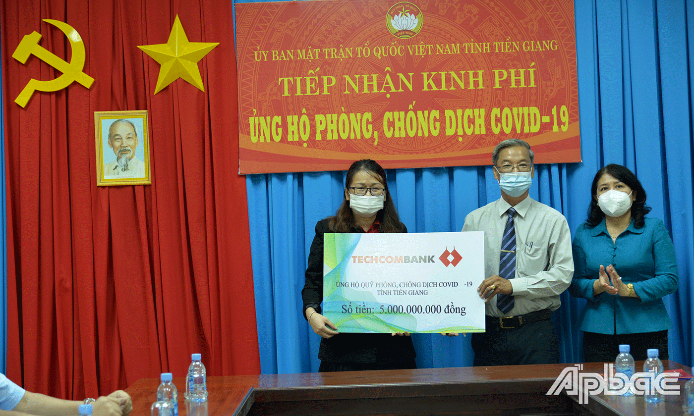 ngân hàng TMCP Kỹ thương Việt Nam chi nhánh Tiền Giang (Techcombank) ủng hộ 5 tỷ đồng.
