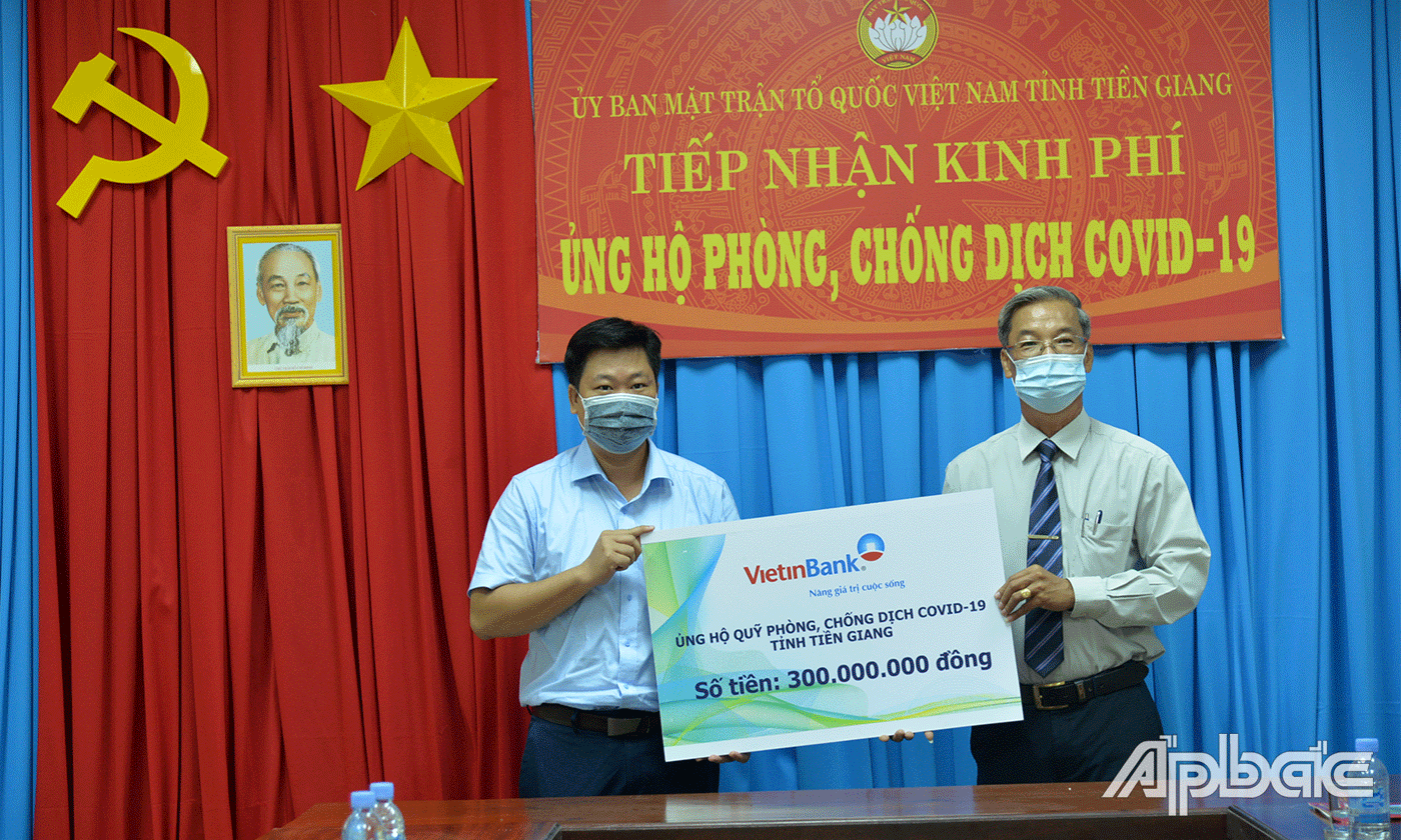 ngân hàng TMCP Công thương Việt Nam chi nhánh Tiền Giang (Vietinbank) ủng hộ 300 triệu đồng.