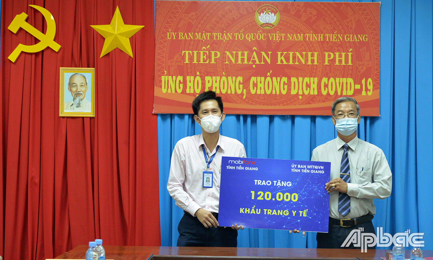 Mobifone Tiền Giang trao tặng 120.000 khầu trang y tế.