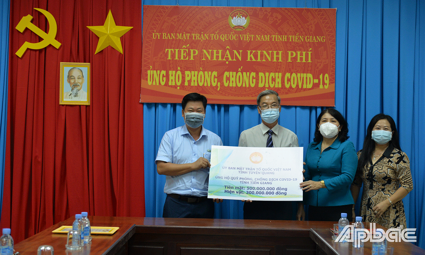 Ủy ban MTTQ tỉnh Tuyên Quang cũng đã ủng hộ Quỹ phòng, chống Covid-19 tỉnh Tiền Giang 500 triệu đồng và 300 triệu đồng hiện vật.