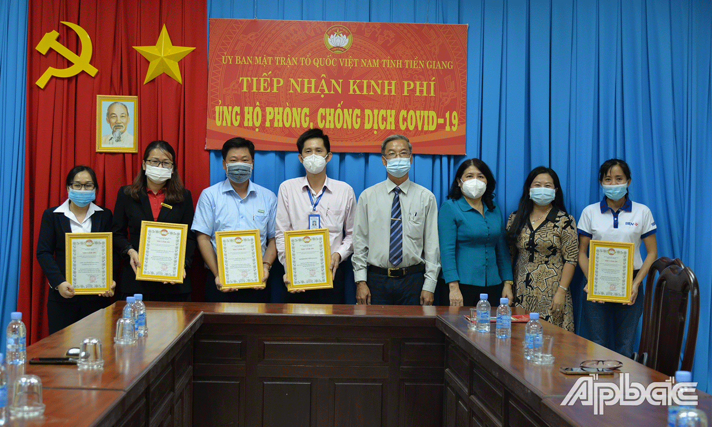 Ủy ban MTTQ tỉnh Tiền Giang trao thư cảm ơn cho các đơn vị, doanh nghiệp.