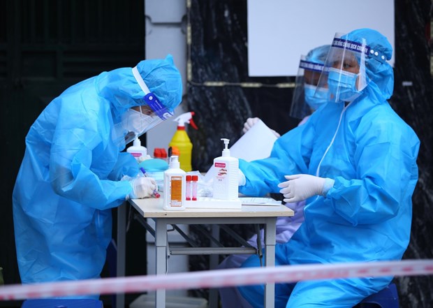 Nhân viên y tế làm công tác xét nghiệm. (Ảnh: TTXVN/Vietnam+)