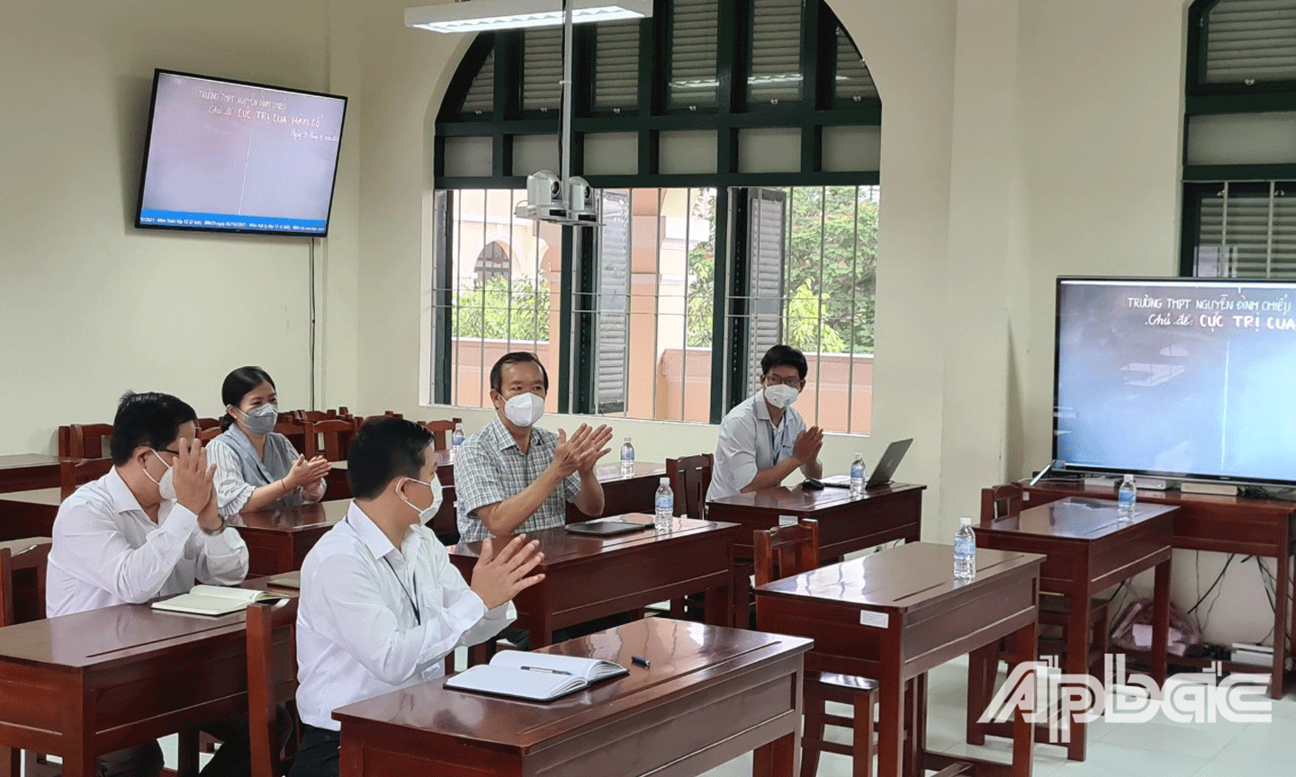Tiến sĩ Lê Quang Trí , Giám đốc Sở GD-ĐT tỉnh Tiền Giang dự buổi lễ. 