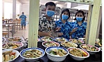 Hỗ trợ bữa ăn cho công nhân đang thực hiện 