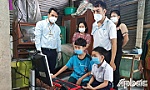 Trao máy tính cho học sinh có hoàn cảnh khó khăn
