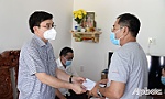 Đồng chí Nguyễn Văn Mười thăm, tặng quà gia đình có người tử vong do Covid-19 tại huyện Chợ Gạo