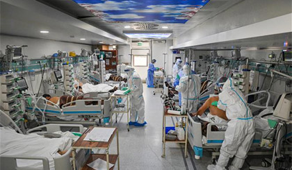 Thế giới tuần qua: COVID-19 lại bùng mạnh ở châu Âu; Nga đình chỉ phái bộ ngoại giao tại NATO