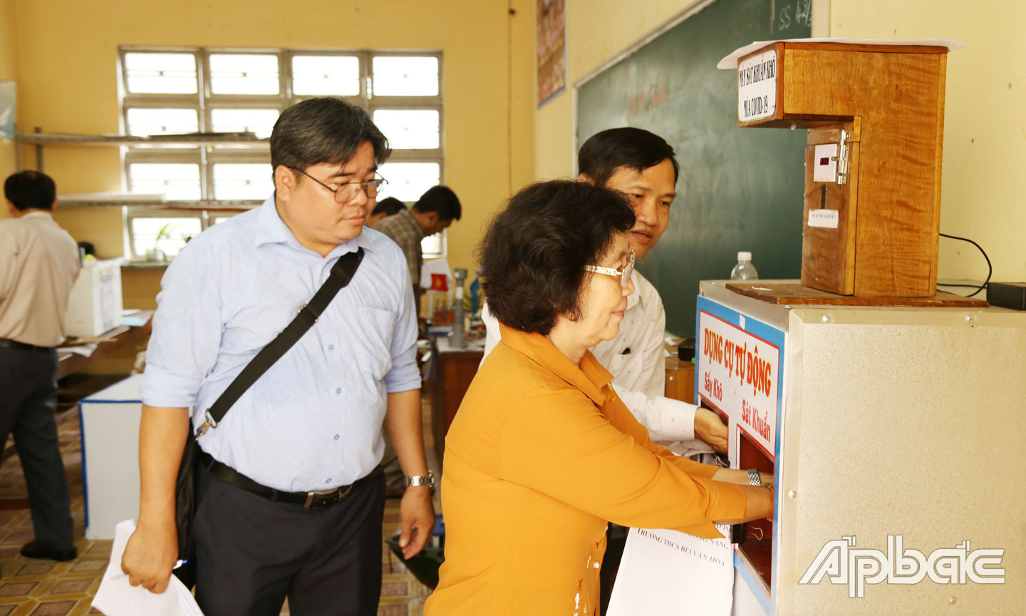 Máy rửa tay sát khuẩn chiếm đa số các sản phẩm dự thi tại 11 huyện, thị, thành (ảnh chụp chưa xảy ra bùng phát dịch bệnh).
